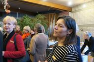 Frauen beim Empfang