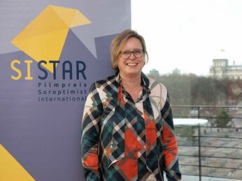 Sabine Sigl vor dem SI-Star-Logo