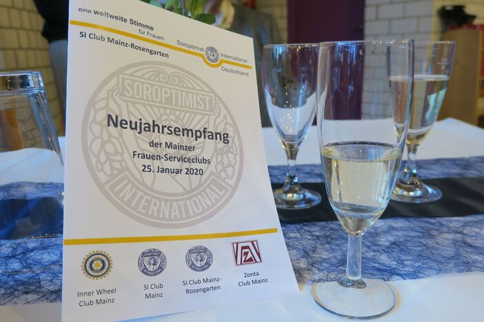 Begrüßungstafel mit Clubsignets
